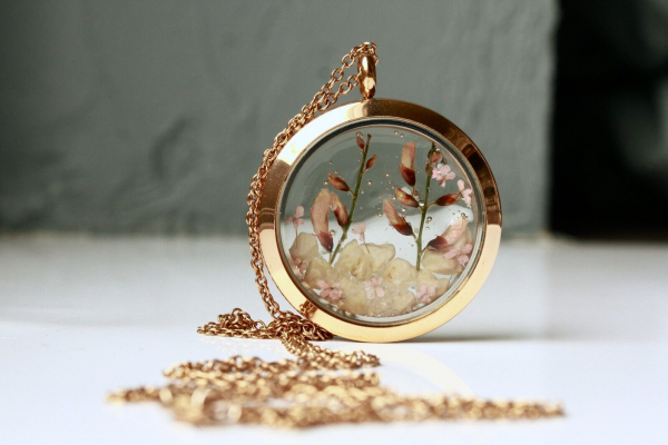 Kette Medaillon Blüte Resin rosegoldfarben Edelstahl Terrarium Kette